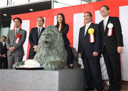 話題賞「三越伊勢丹のライオン像 　日本体育大学への寄贈」